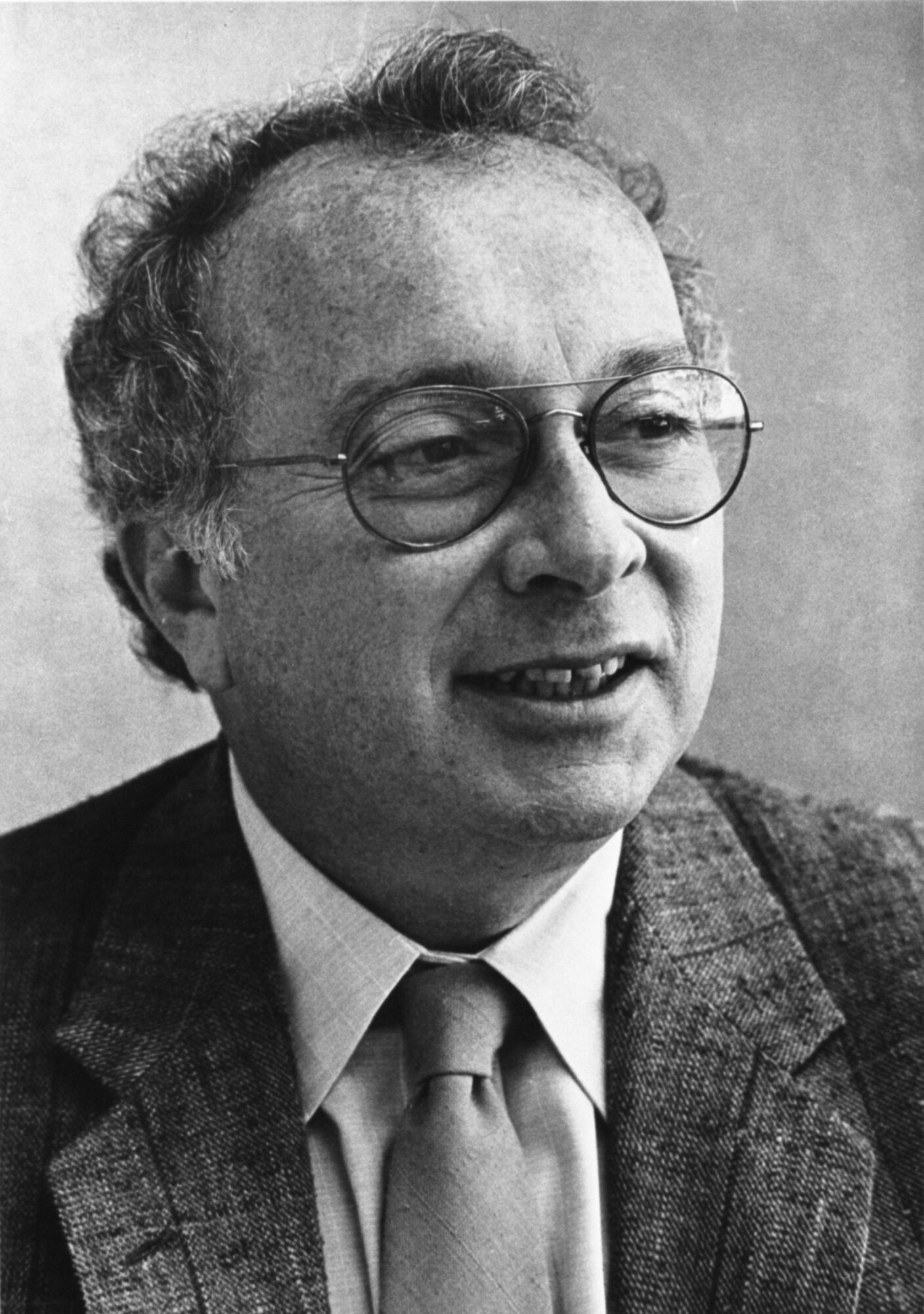 Black and white photo of Mel Shapiro, wearing a suit and tie.